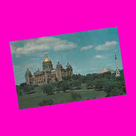USA - Iowa - Des Moines - State Capitol & Grounds Postcard